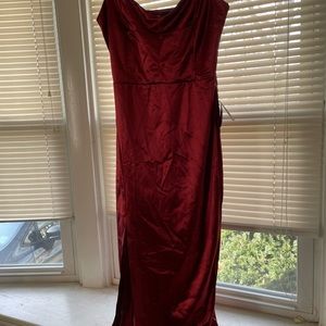 Windsor burgundy silk midi dress. Never worn Size M